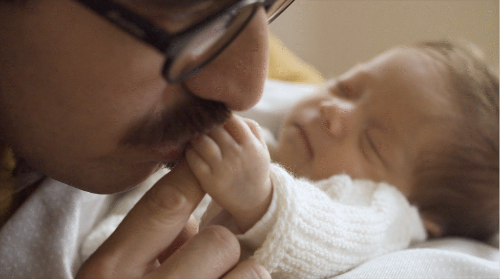 Тата љуби бебу