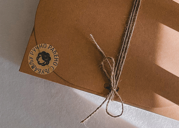 Упаковани ручно рађени украси од вуне, Дедино производ у картонској амбалажи, обавијен канапом и стикером „Ручно рађено с љубављу“